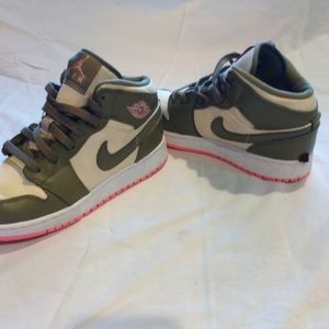 Olive Nike